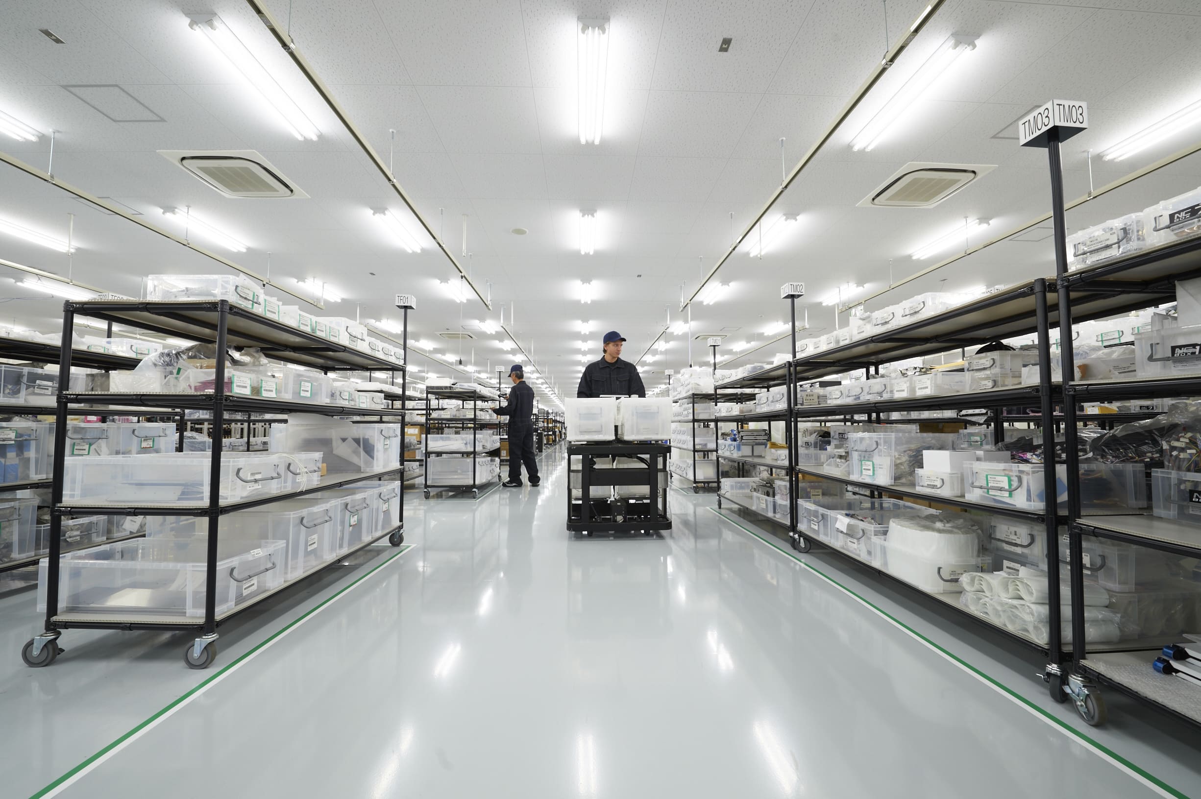 ピッキングカートが倉庫で稼働しているイメージ